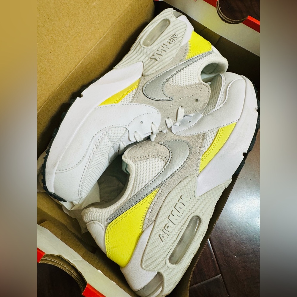 WOMENS NIKE AIR MAX EXCEE Size 9